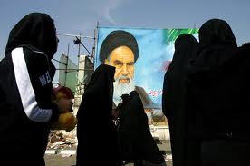 Iran mewajibkan pemakaian hijab pada awal 1980an