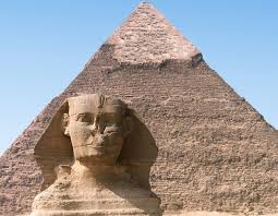 Melihat pada kelas-kelas pada piramid sosial tersebut menunjukkan bahawa peranan agama dalam administratif monarki di Mesir sangat tinggi pengaruhnya dan di sinilah timbul persoalan, apakah peranan terpenting agama dalam pemerintahan Fir’aun?